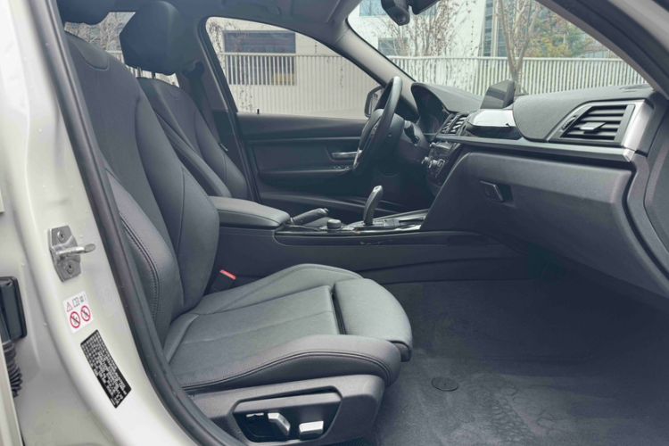 Used BMW 3 Series 2018 318i Interior 1