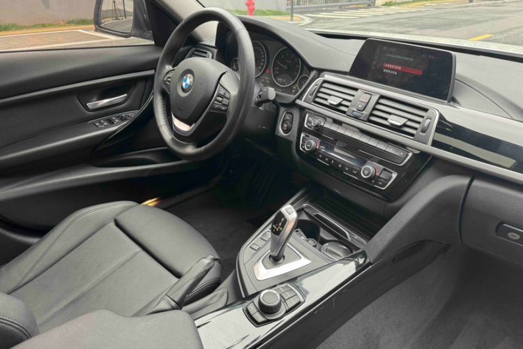 Used BMW 3 Series 2018 318i Interior 10