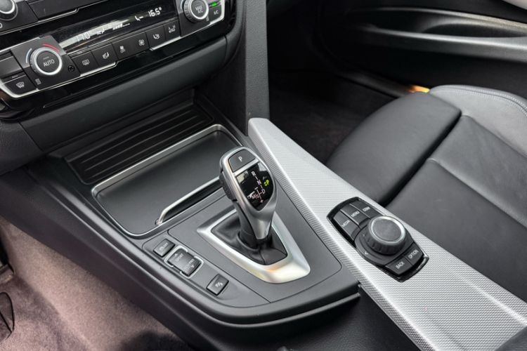 Used BMW 3 Series 2018 320i M Sport Package Interior 10