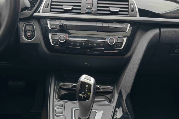 Used BMW 3 Series 2018 318i Interior 2