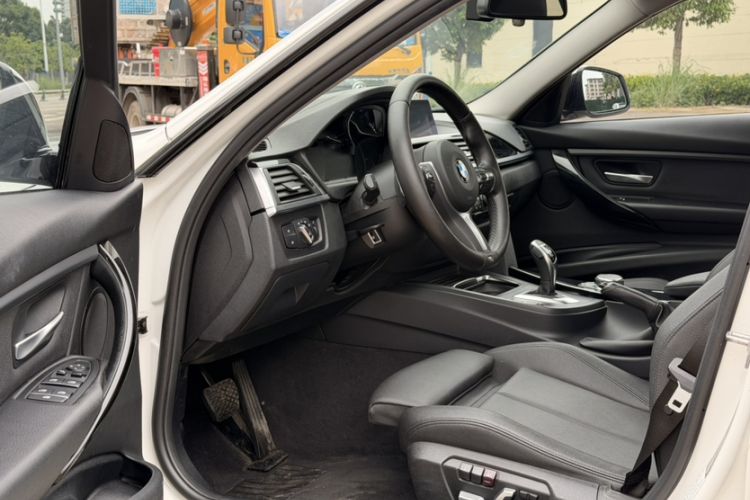Used BMW 3 Series 2018 320Li Leading Model M Sport Package Interior 3