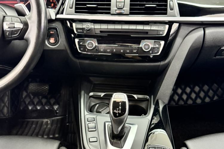 Used BMW 3 Series 2018 320Li Leading Model M Sport Package Interior 3
