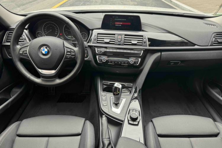 Used BMW 3 Series 2018 318i Interior 4