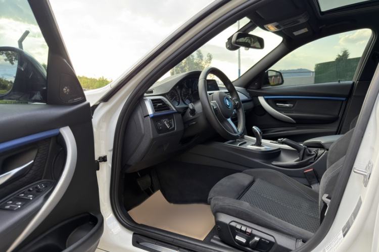 Used BMW 3 Series 2018 320i M Sport Package Interior 4