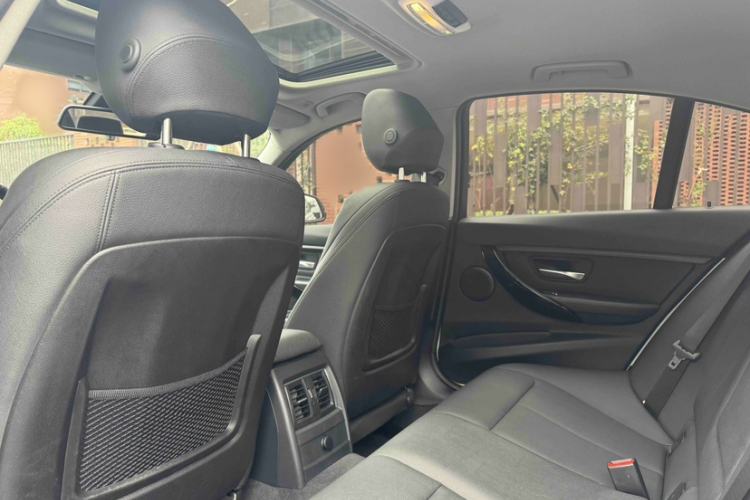 Used BMW 3 Series 2018 318i Interior 5