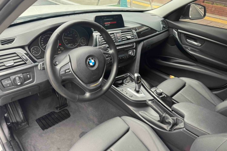 Used BMW 3 Series 2018 318i Interior 6