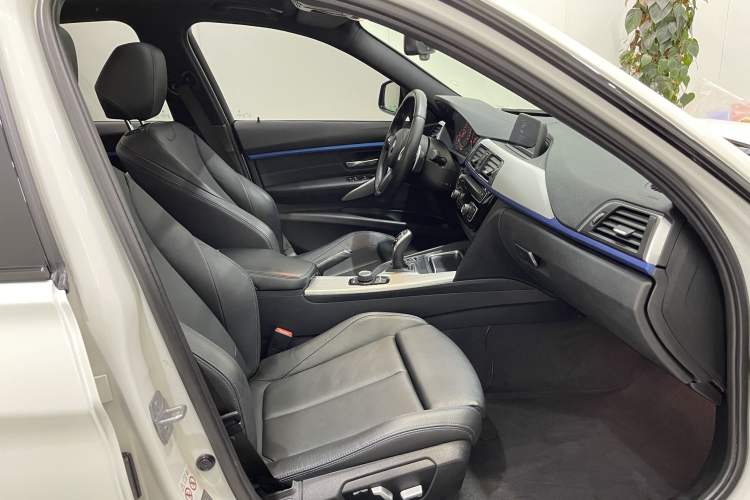 Used BMW 3 Series 2018 320i M Sport Package Interior 6
