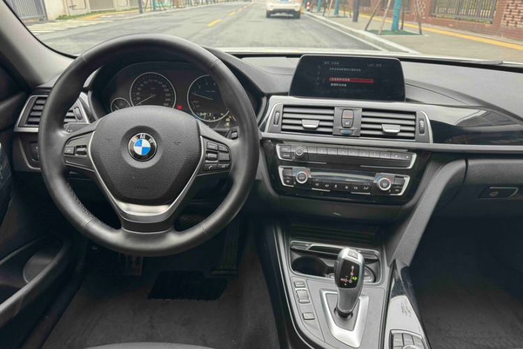 Used BMW 3 Series 2018 318i Interior 7