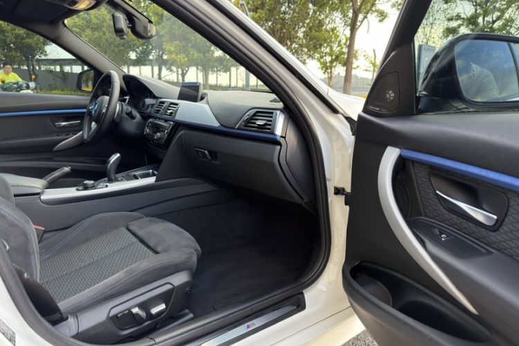 Used BMW 3 Series 2018 320i M Sport Package Interior 9