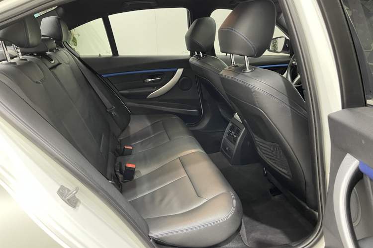 Used BMW 3 Series 2018 320i M Sport Package Interior 9