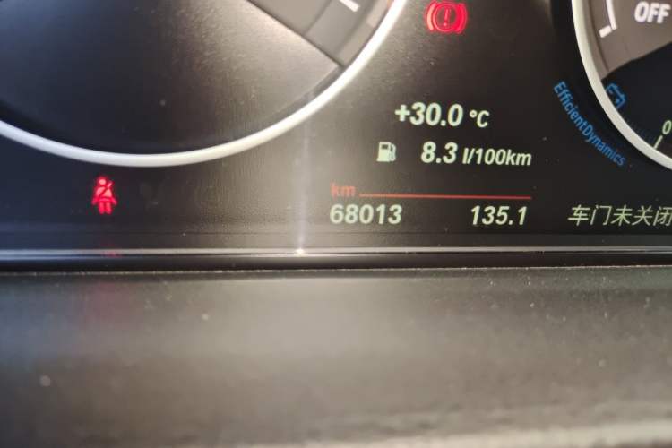 Used BMW 3 Series 2018 320Li Fashion Model Odometer Close Up