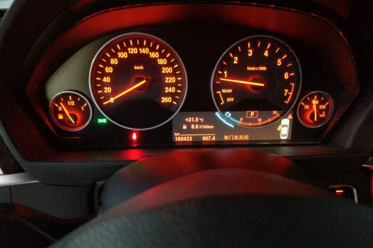 Used BMW 3 Series 2018 320Li Fashion Model Odometer Close Up