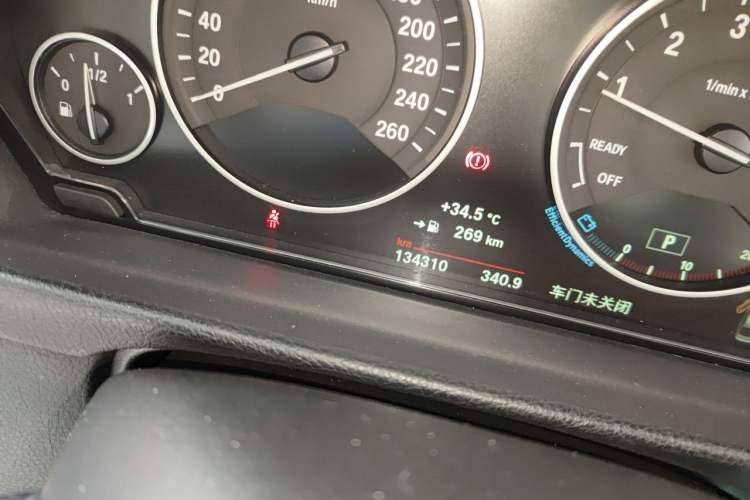 Used BMW 3 Series 2018 320Li Fashion Model Odometer Close Up