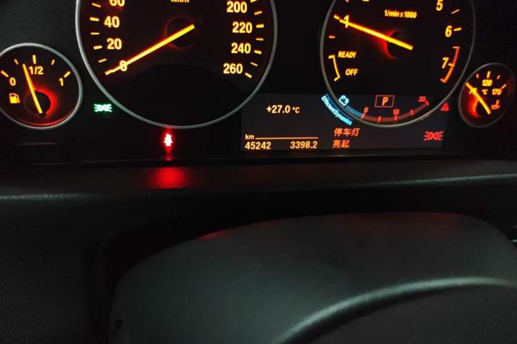 Used BMW 3 Series 2018 320Li Fashion Model Odometer Close Up