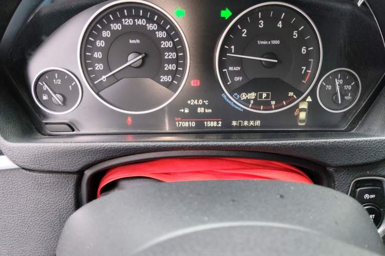 Used BMW 3 Series 2018 320Li Fashion Model Odometer Close Up