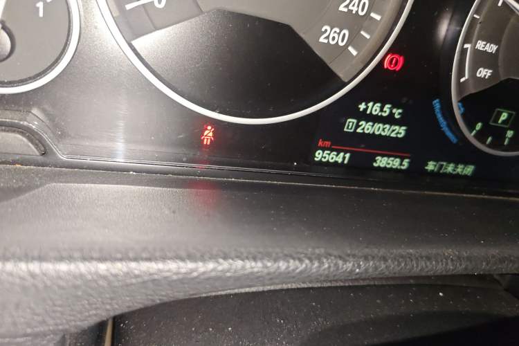 Used BMW 3 Series 2018 320Li Fashion Model Odometer Close Up