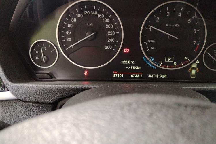Used BMW 3 Series 2018 320Li xDrive Fashion Model Odometer Close Up