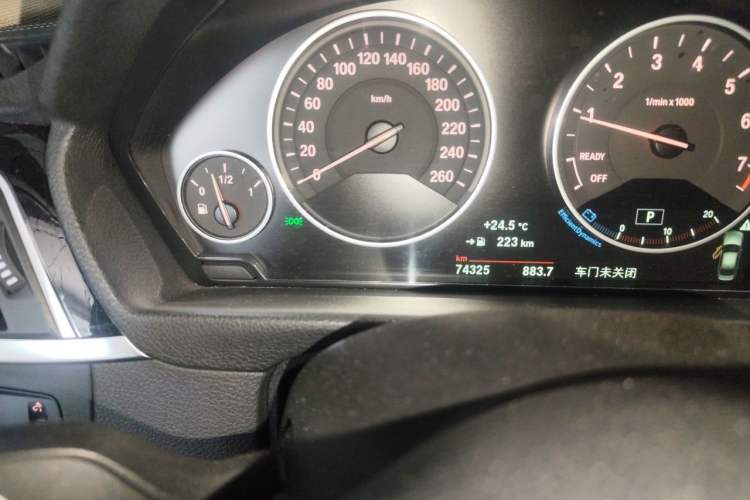Used BMW 3 Series 2018 320Li Fashion Model Odometer Close Up