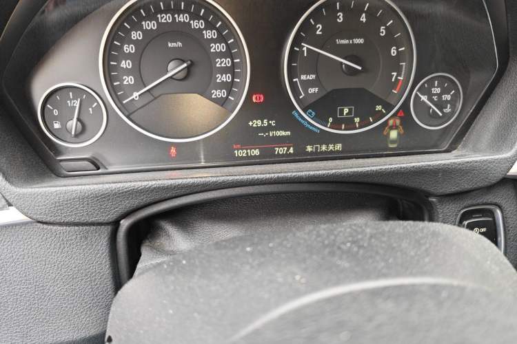 Used BMW 3 Series 2018 320Li Fashion Model Odometer Close Up