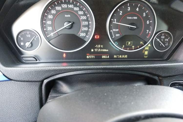 Used BMW 3 Series 2018 320i M Sport Package Odometer Close Up