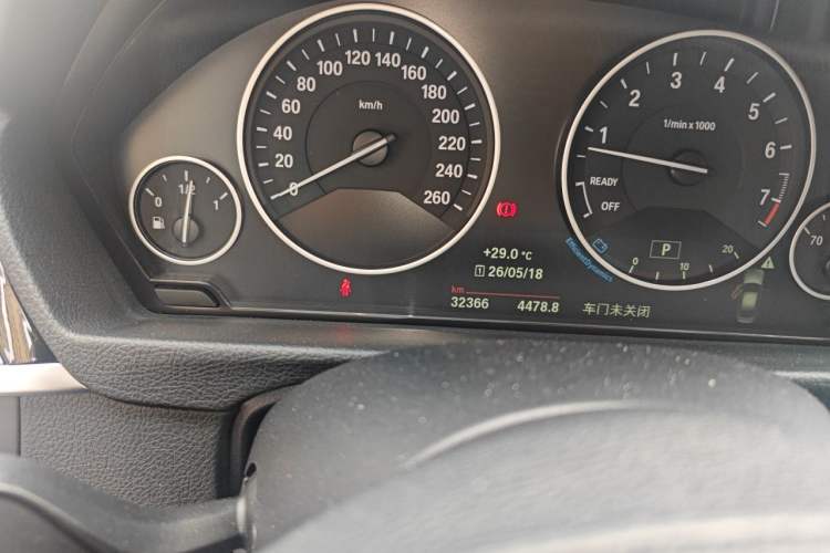 Used BMW 3 Series 2018 320Li Fashion Model Odometer Close Up