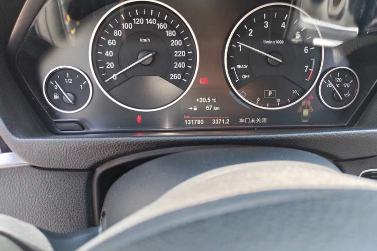 Used BMW 3 Series 2018 320Li Fashion Model Odometer Close Up