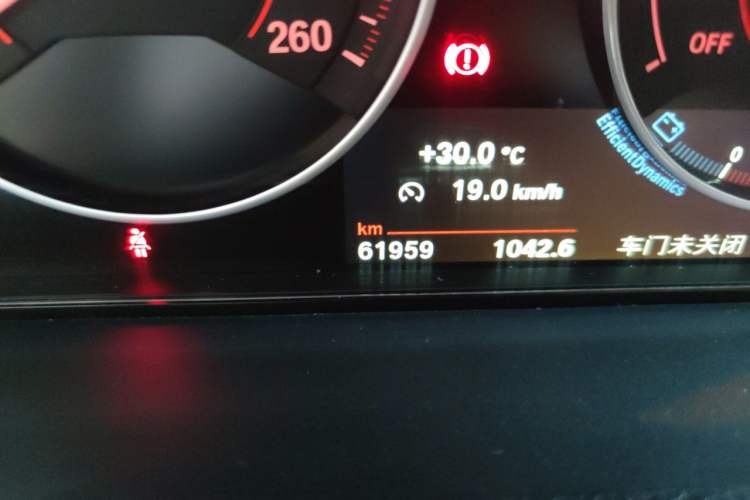 Used BMW 3 Series 2018 320i M Sport Package Odometer Close Up