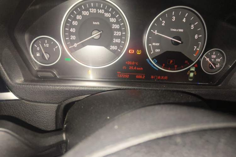 Used BMW 3 Series 2018 320Li Fashion Model Odometer Close Up