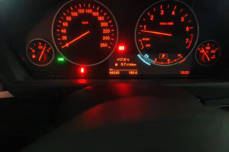 Used BMW 3 Series 2018 320Li Fashion Model Odometer Close Up