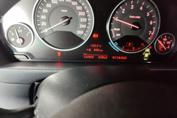 Used BMW 3 Series 2018 320Li Fashion Model Odometer Close Up