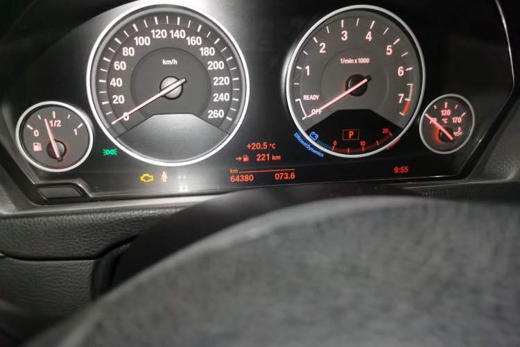 Used BMW 3 Series 2018 320Li Fashion Model Odometer Close Up