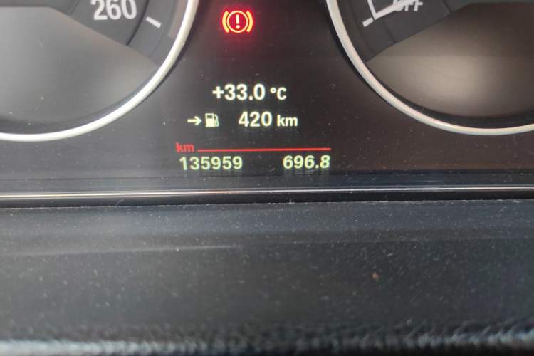Used BMW 3 Series 2018 320Li Fashion Model Odometer Close Up