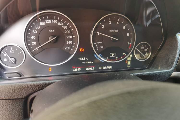 Used BMW 3 Series 2018 318i Odometer Close Up