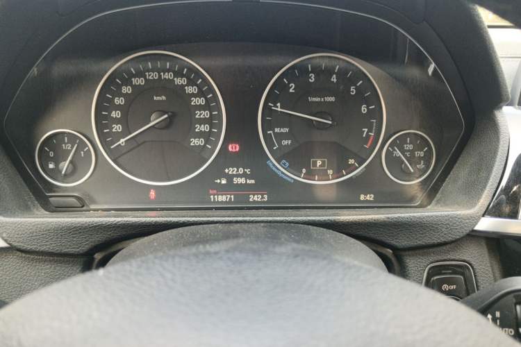 Used BMW 3 Series 2018 320Li Fashion Model Odometer Close Up