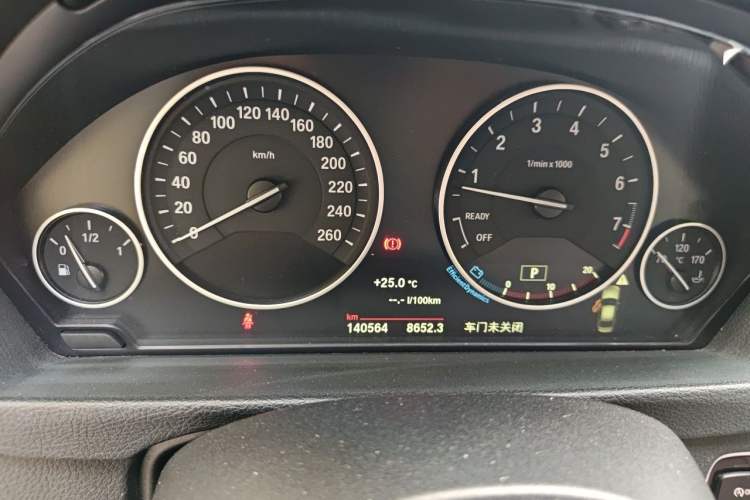 Used BMW 3 Series 2018 320Li Fashion Model Odometer Close Up