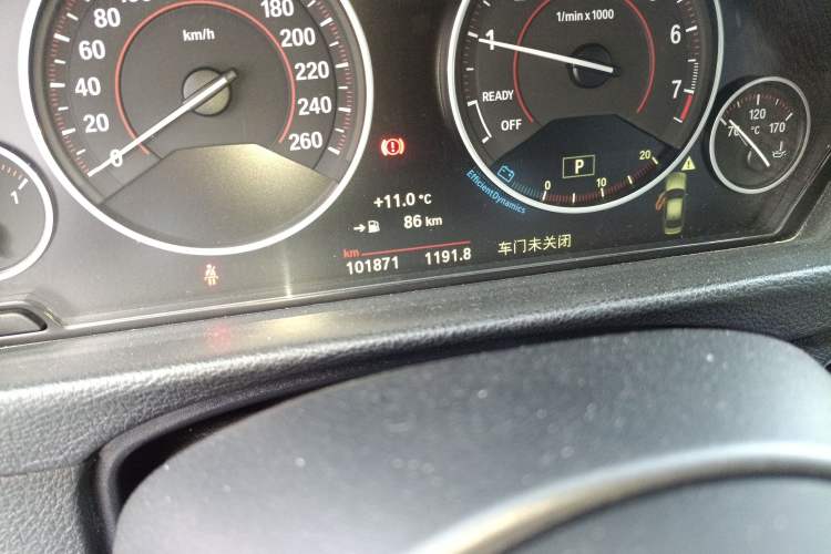 Used BMW 3 Series 2018 320i M Sport Package Odometer Close Up