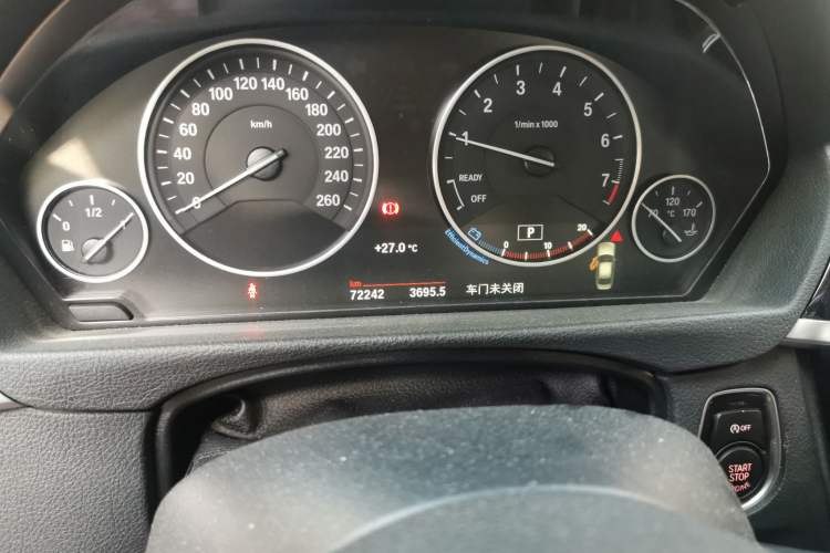 Used BMW 3 Series 2018 320Li Fashion Model Odometer Close Up