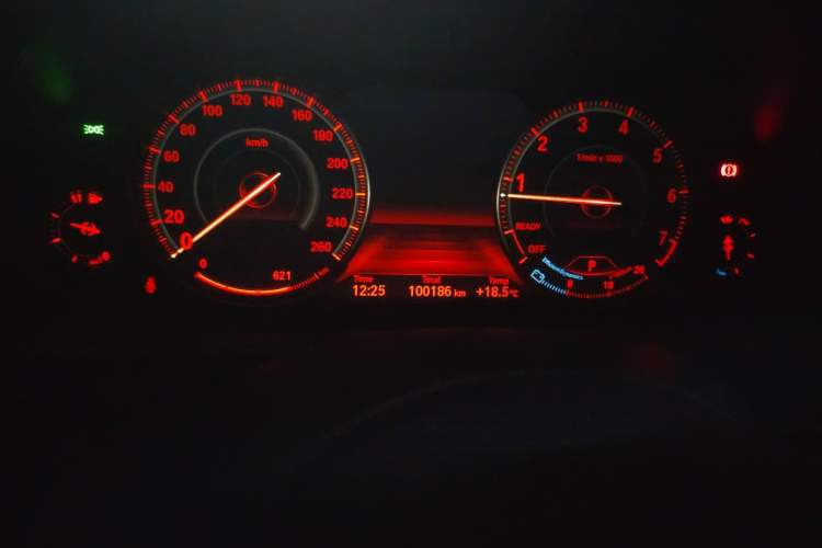 Used BMW 3 Series 2018 320Li Leading Model M Sport Package Odometer Close Up
