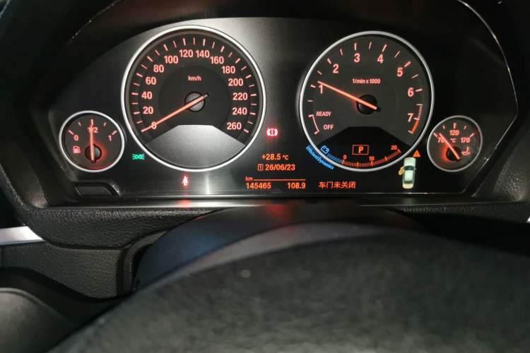 Used BMW 3 Series 2018 320Li Fashion Model Odometer Close Up