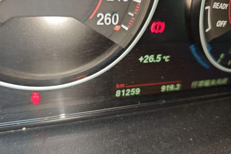 Used BMW 3 Series 2018 320i M Sport Package Odometer Close Up