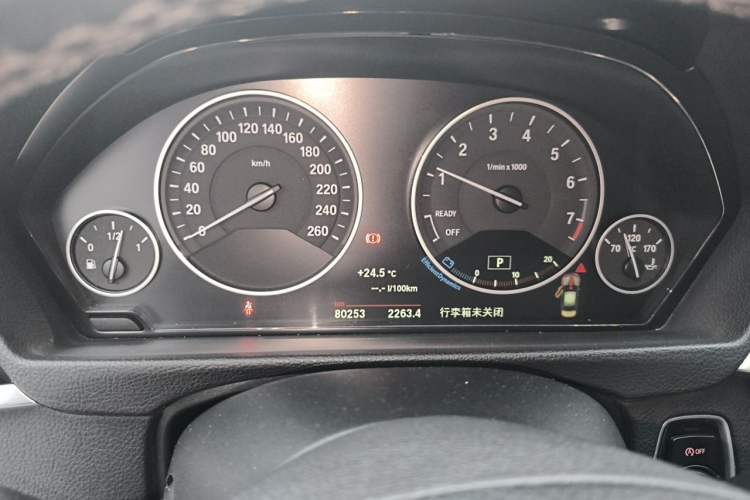 Used BMW 3 Series 2018 320Li Fashion Model Odometer Close Up