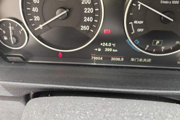 Used BMW 3 Series 2018 320Li Fashion Model Odometer Close Up