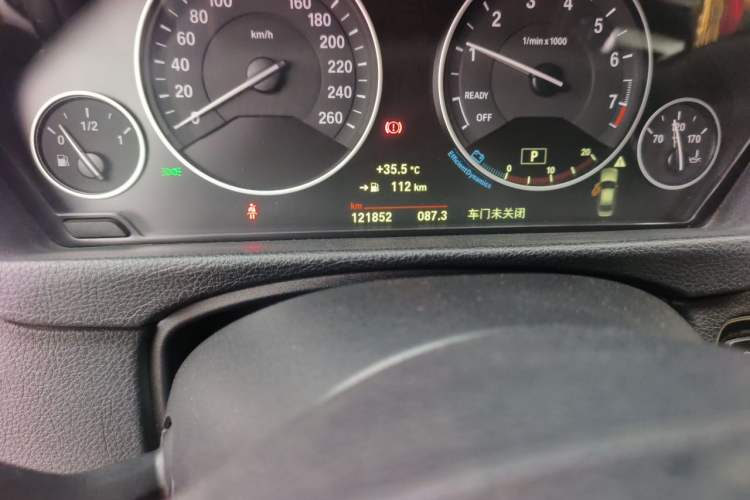 Used BMW 3 Series 2018 320Li Fashion Model Odometer Close Up