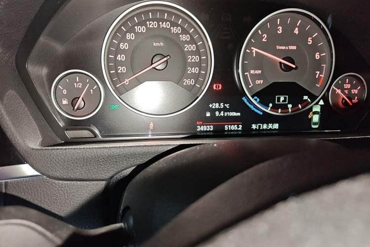 Used BMW 3 Series 2018 320Li Fashion Model Odometer Close Up