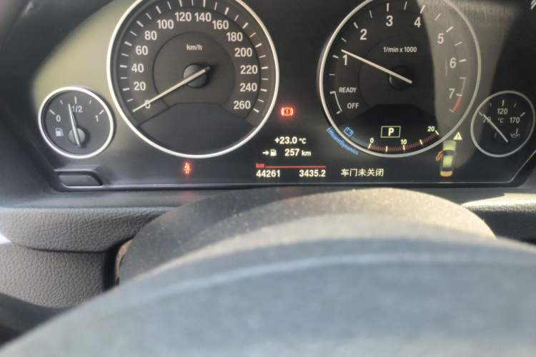 Used BMW 3 Series 2018 320Li Fashion Model Odometer Close Up