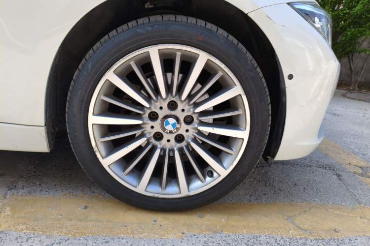Used BMW 3 Series 2018 330Li xDrive Luxury Package Right Front Wheel Hub