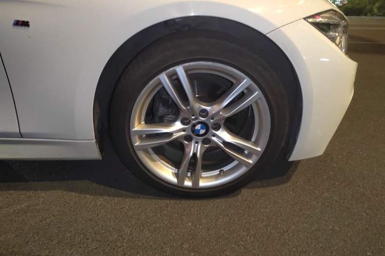 Used BMW 3 Series 2018 320i M Sport Package Right Front Wheel Hub