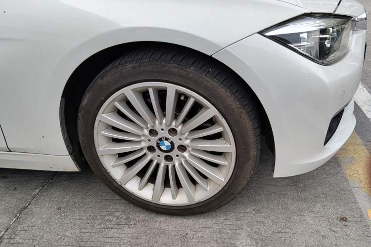 Used BMW 3 Series 2018 320Li Fashion Model Right Front Wheel Hub