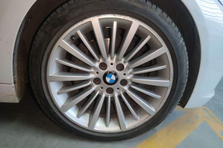 Used BMW 3 Series 2018 320Li Fashion Model Right Front Wheel Hub