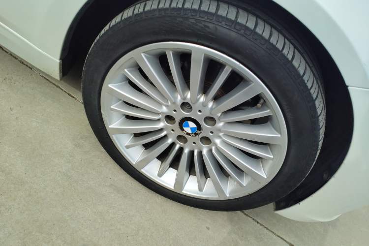 Used BMW 3 Series 2018 320Li xDrive Fashion Model Right Front Wheel Hub